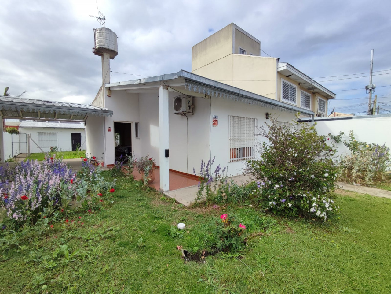 CASA 3 AMBIENTES EN JOSÉ C. PAZ, CON COCHERA, Entre Domingo Faustino Sarmiento y a 50mt de Av. Pte. J. D. Perón a 200 Mts de Pueyrredón