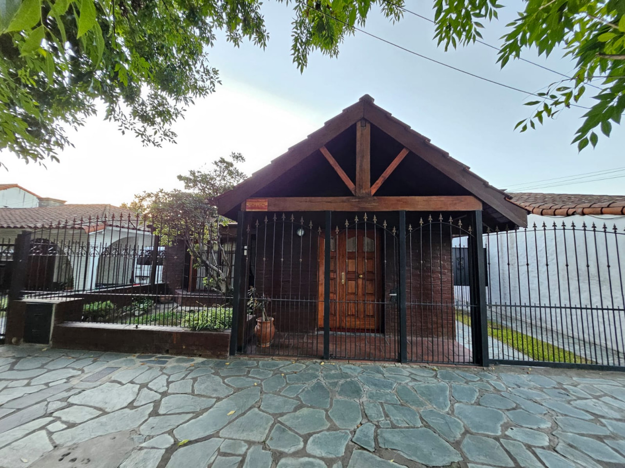 Chalet  de 7 ambientes en Barrio Balzaretti - San Miguel * Apto crédito*