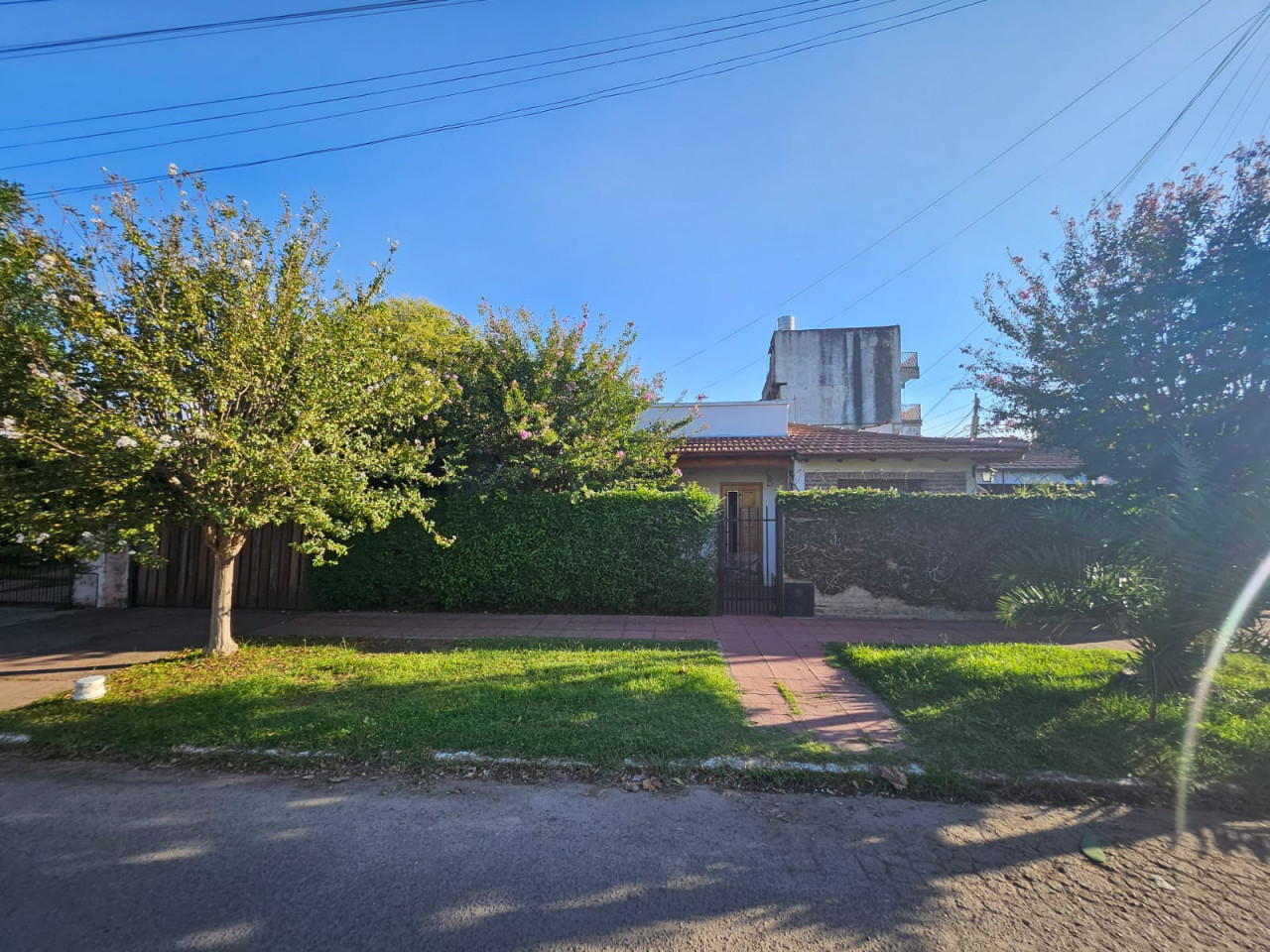 Excelente oportunidad , Hermoso Chalet o dos 2 Departamento sobre un terreno de 230 mtros