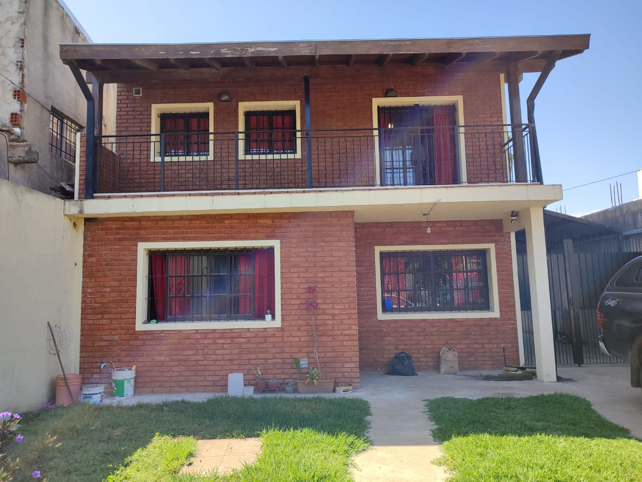 AMPLIA CASA SOBRE CALLE CHILE, A 100 MT DE RIVADAVIA (ARRICAU) 3 AMB/ 10x35 terreno