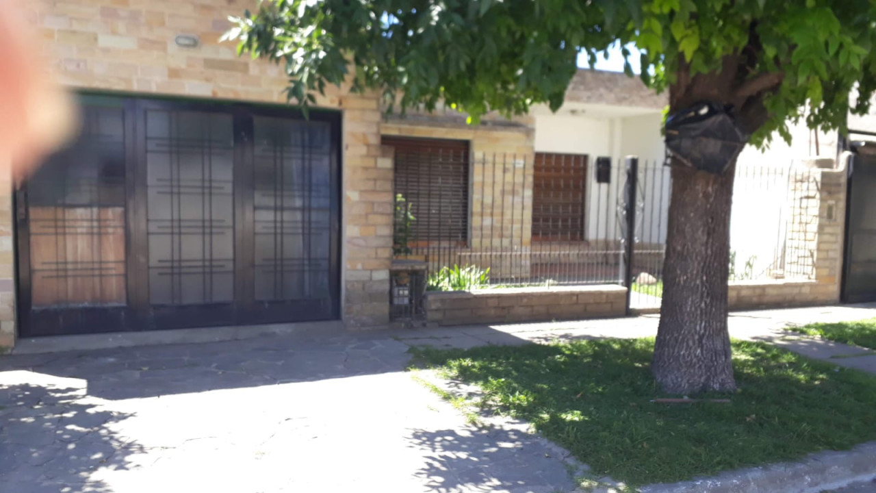 Hermosa casa Jose C. Paz  4 ambts. parque y pileta.